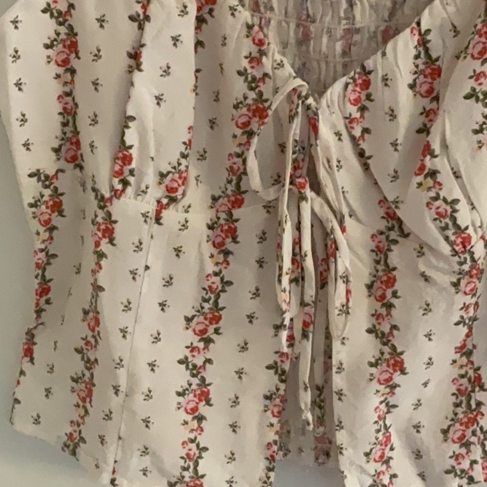 Sienna Sky V-Neck Floral Open Tie Front Tank Top, Size M, Cream, NWT - Picture 3 of 6